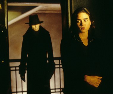 "Mroczne miasto" jest kolejnym futurystycznym obrazem w filmografii Connelly. To kafkowski thriller, opowiadający o cierpiącym na amnezje mężczyźnie, który ścigany jest przez tajemniczych agentów. Film został dobrze przyjęty przez krytykę, a Connelly wystąpiła tam u boku m.in Williama Hurta i Kiefera Sutherlanda. Obraz zdecydowanie godny przypomnienia.