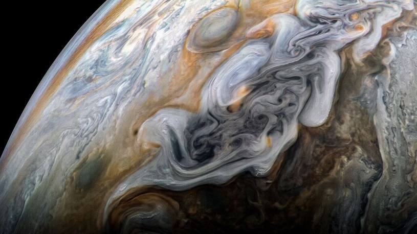 Mroczny i burzliwy Jowisz na najnowszej fotografii wykonanej przez sondę Juno /Geekweek