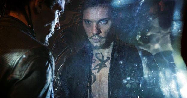 Mroczny Jonathan Rhys Meyers w filmie "Dary Anioła: Miasto kości" /materiały dystrybutora