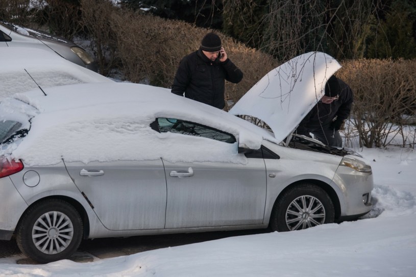 Mróz to duże wyzwanie dla samochodowych akumulatorów /Tadeusz Koniarz /Reporter
