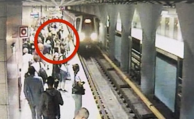 Mrożące krew w żyłach sceny. Usiłował zepchnąć kobietę pod pociąg metra