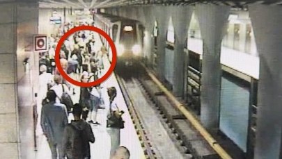 Mrożące krew w żyłach sceny. Usiłował zepchnąć kobietę pod pociąg metra