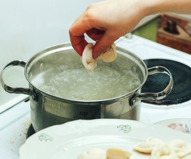 Mrożone pierogi rozpadają się podczas gotowania? Winny jest ten powszechny błąd 