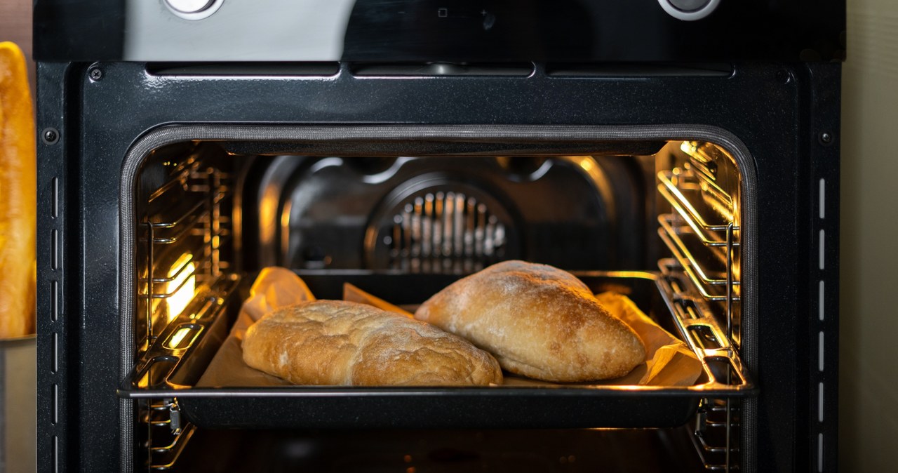 Mrożony chleb będzie jak nowy, jeśli po rozmrożeniu umieścisz go na kwadrans w piekarniku /123RF/PICSEL