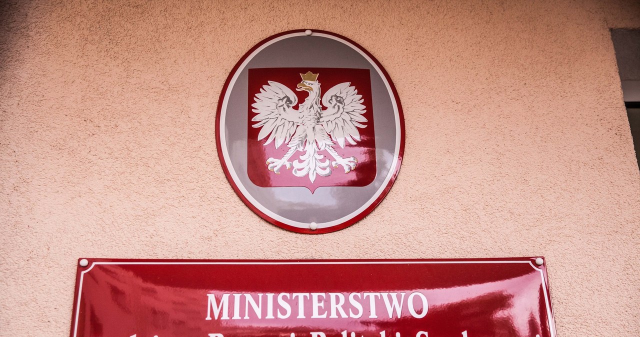 MRPiPS: 30 zł za rejestrację oświadczenia o zatrudnieniu cudzoziemców to niewiele /fot. Aleksandra Szmigiel-Wisniewska /Reporter