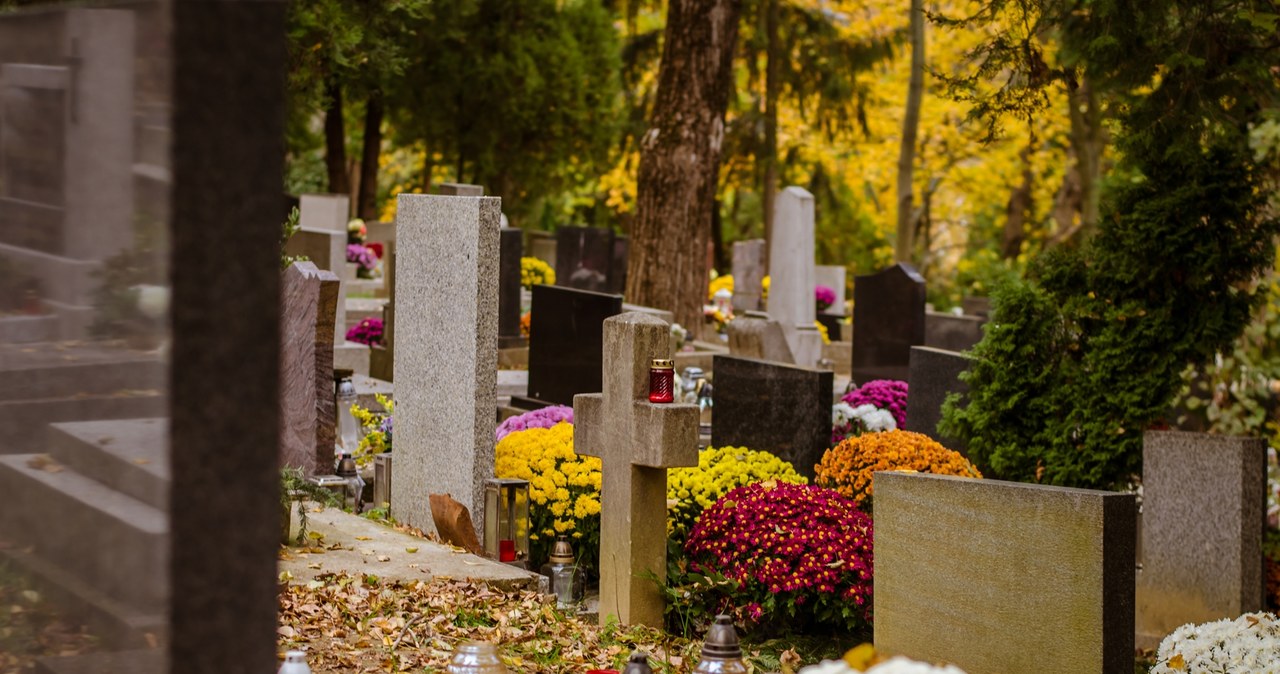 MRPiPS "nie przewiduje", żeby podwyżka zasiłku pogrzebowego poskutkowała wzrostem cen usług pogrzebowych, zaś potencjalny wzrost opłat u księży jest "niemożliwy do oszacowania" /katarinagondova /123RF/PICSEL