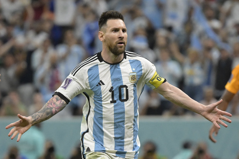 MŚ Katar 2022. Leo Messi z opaską kapitańską na ramieniu - po raz 17. w jego własnej mundialowej historii /JUAN MABROMATA/AFP /AFP