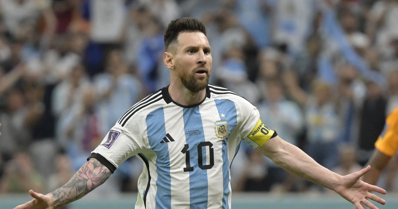 MŚ Katar 2022. Leo Messi z opaską kapitańską na ramieniu - po raz 17. w jego własnej mundialowej historii /JUAN MABROMATA/AFP /AFP