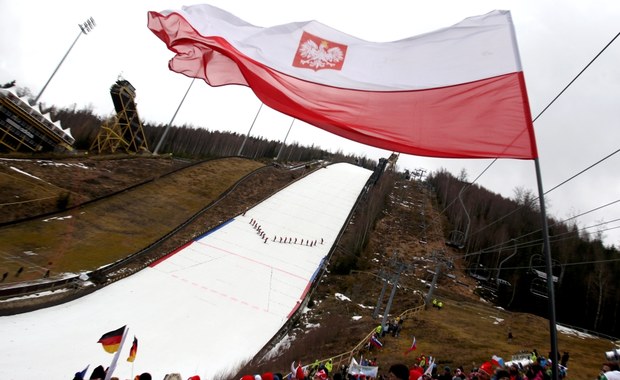 MŚ w lotach: W Harrachovie mocno wieje i pada