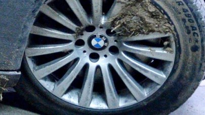 MSWiA: W prezydenckiej limuzynie pękła opona tylna, a wymieniano przednią. BOR działał prawidłowo