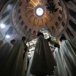 Msza bez wiernych. Patriarcha Jerozolimy mówił o wojnie w pustej świątyni