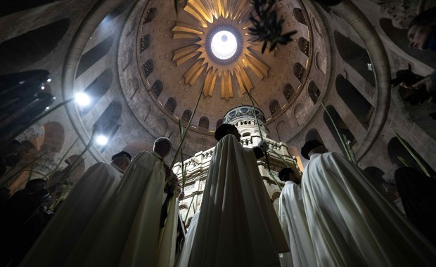 Msza bez wiernych. Patriarcha Jerozolimy mówił o wojnie w pustej świątyni