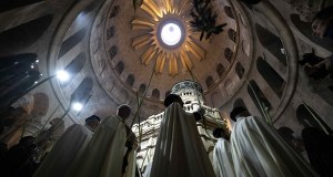 Msza bez wiernych. Patriarcha Jerozolimy mówił o wojnie w pustej świątyni