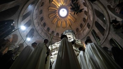 Msza bez wiernych. Patriarcha Jerozolimy mówił o wojnie w pustej świątyni