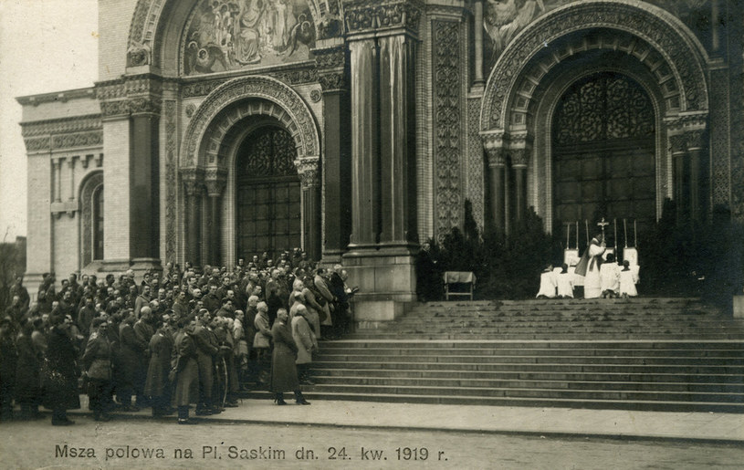 Msza dziękczynna po odzyskaniu Wilna, odprawiona 24 kwietnia 1919 r. na pl. Saskim w Warszawie /Muzeum Niepodległości /East News