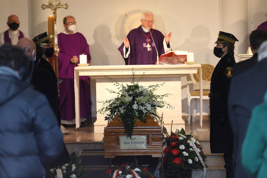 Msza pogrzebowa Jana Lityńskiego w Kościele Środowisk Twórczych przy pl. Teatralnym w Warszawie /Rafał Guz /PAP