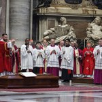 Msza pogrzebowa kardynała Georga Pella. Wziął w niej udział papież Franciszek