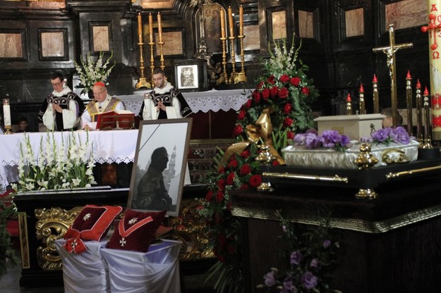 Msza pogrzebowa w kościele św. Piotra i Pawła /Jacek Bednarczyk /PAP