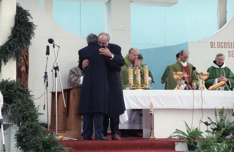 Msza Pojednania w Krzyżowej - kanclerz Niemiec Helmut Kohl i premier Polski Tadeusz Mazowiecki /Karol Małcużyński /East News