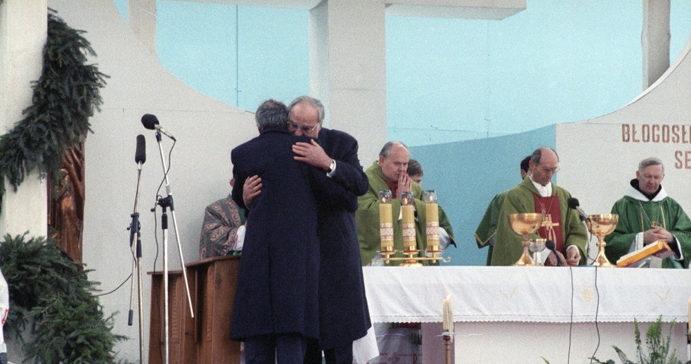 Msza Pojednania w Krzyżowej - kanclerz Niemiec Helmut Kohl i premier Polski Tadeusz Mazowiecki /Karol Małcużyński /East News