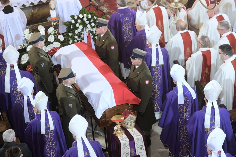 Msza św. pogrzebowa w Łowiczu biskupa seniora diecezji łowickiej Alojzego Orszulika /	Grzegorz Michałowski   /PAP