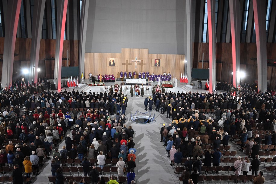 Mszy pogrzebowej przewodniczył abp Stanisław Gądecki, przewodniczący Konferencji Episkopatu Polski. Homilię wygłosił metropolita warszawski, kard. Kazimierz Nycz /Andrzej Lange /PAP