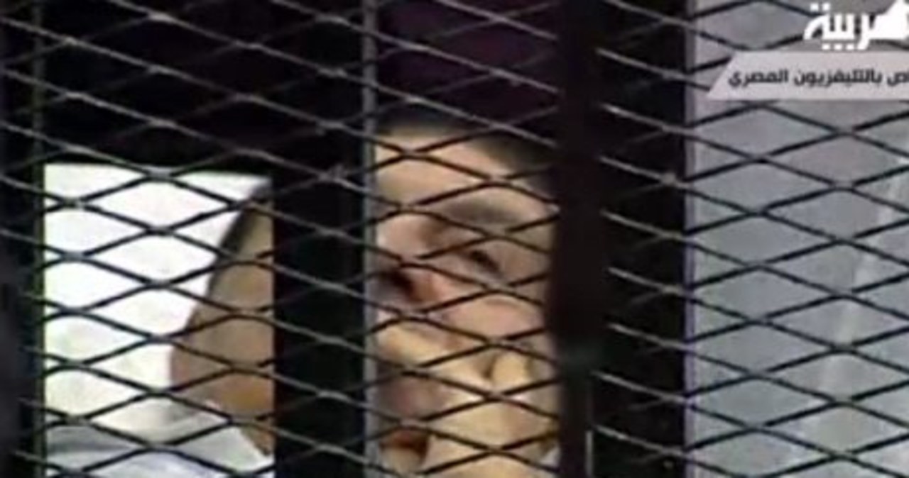 Mubarak bierze udział w swoim procesie leżąc na szpitalnym łóżku