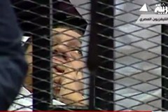 Mubarak bierze udział w swoim procesie leżąc na szpitalnym łóżku
