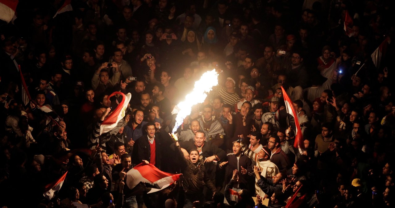 Mubarak podał się do dymisji, Egipcjanie świętują