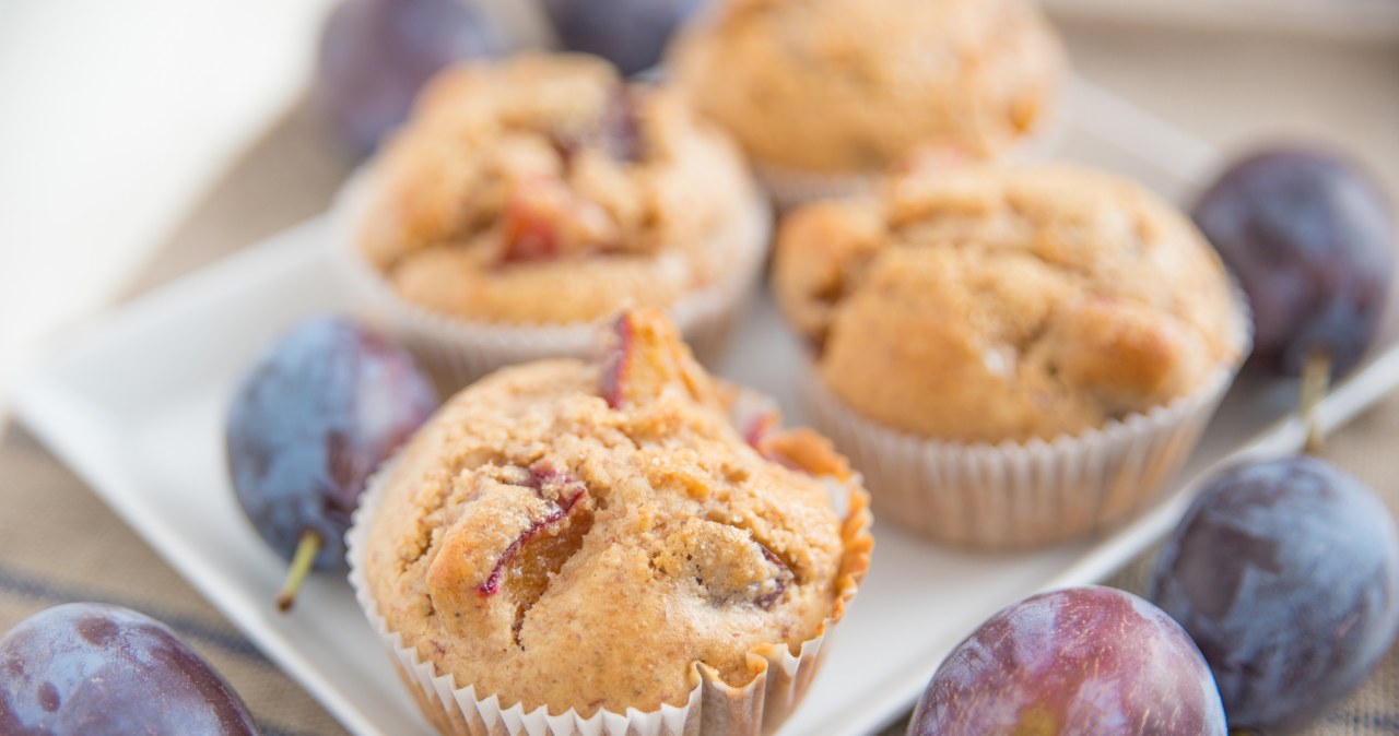 Muffiny ze śliwkami to idealna szybka przekąska do szkoły czy pracy /alein /123RF/PICSEL