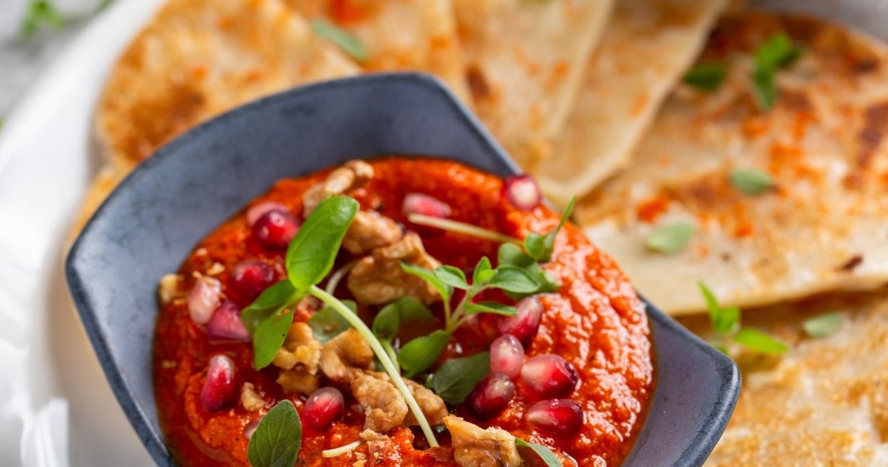 Muhammara to bliskowschodni dip na bazie papryki, który z powodzeniem zastąpi ketchup /Veselova Elena /Canva Pro