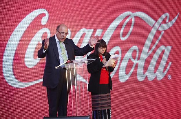 Muhtar Kent, dyrektor i prezes Coca-Coli, w rozlewni w Hmawbi (Birma) /EPA