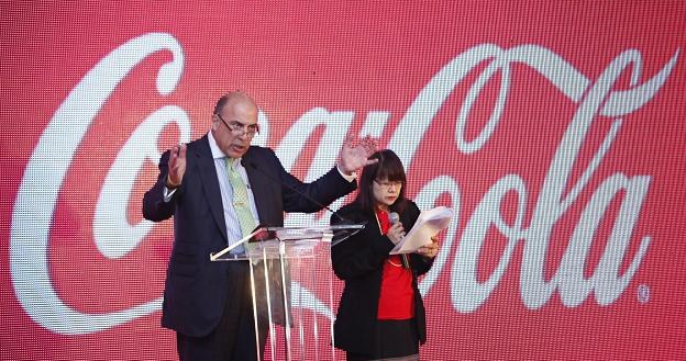 Muhtar Kent, dyrektor i prezes Coca-Coli, w rozlewni w Hmawbi (Birma) /EPA