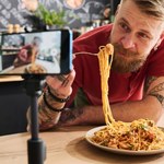 Mukbang - groźny trend internetowy. Nie tylko młodzież to robi