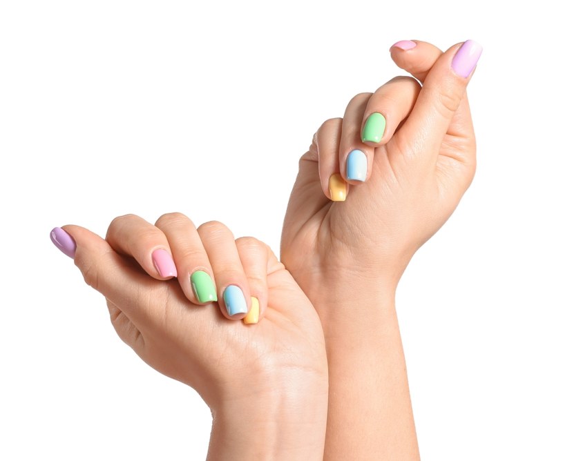 Multikolorowy manicure w pastelowych odcieniach może  być doskonałym dopełnieniem stylizacji boho. Dobrze prezentuje się jesli twoja skóra jest opalona /123RF/PICSEL