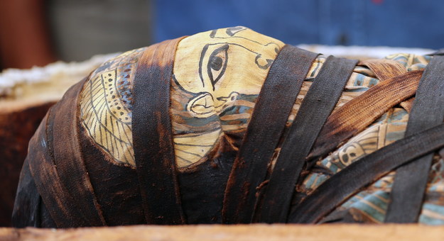 Mumia z sarkofagu znalezionego w Sakkarze /KHALED ELFIQI   /PAP/EPA