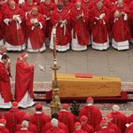 Mumie i skandale. Pogrzeby papieży wywoływały wiele emocji 