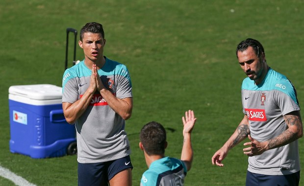 Mundial 2014: Cristiano Ronaldo z lodem na kolanie 