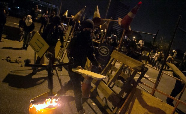 Mundial 2014: Demonstranci starli się z policją. Wybili szyby i zniszczyli auta