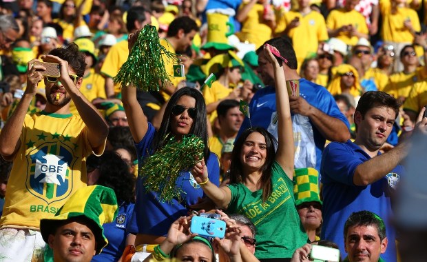 Mundial 2014: Protesty trwają, ale kibice nie zapominają o zabawie 