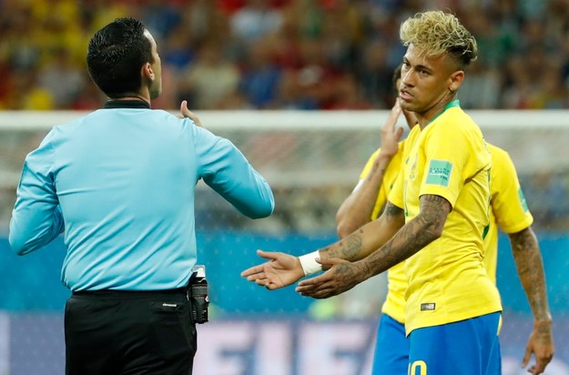 Mundial 2018: Mecz Brazylia - Szwajcaria. Na zdjęciu: sędzia Cesar Ramos i gwiazdor reprezentacji Brazylii Neymar /SHAWN THEW    /PAP/EPA