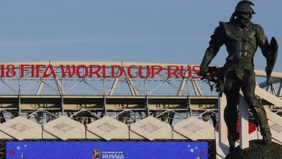 Mundialowa sobota startuje w południe. Debiut polskiego sędziego