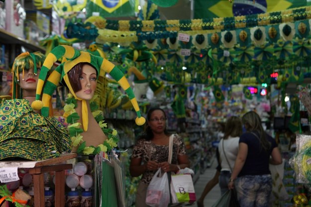 Mundialowe gadżety do kupienia w Rio de Janeiro /MARCELO SAYAO /PAP/EPA