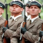 Mundur lepszy niż garnitur?