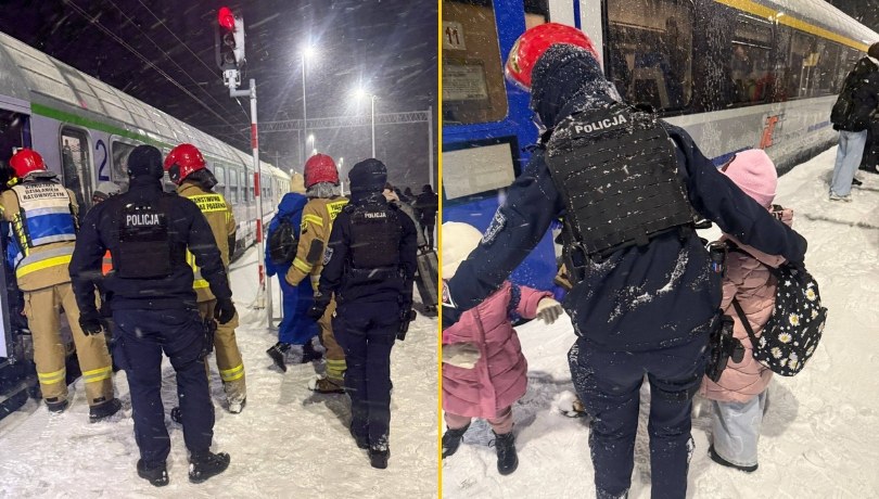 Mundurowi pomagają podróżnym z pociągu "Biebrza" jadącego z Białegostoku do Gdyni Głównej /KWP Olsztyn /Policja