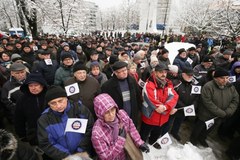 Mundurowi protestują przed Sejmem 