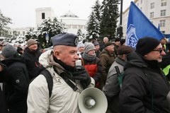 Mundurowi protestują przed Sejmem 