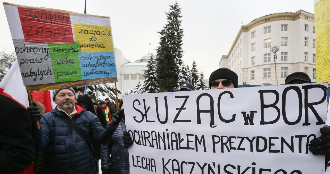 Mundurowi protestują przed Sejmem 