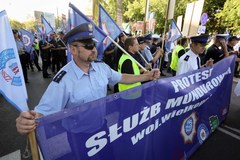 Mundurowi przed Sejmem. Protestują przeciw obniżeniu zasiłków chorobowych
