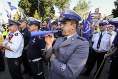 Mundurowi przed Sejmem. Protestują przeciw obniżeniu zasiłków chorobowych